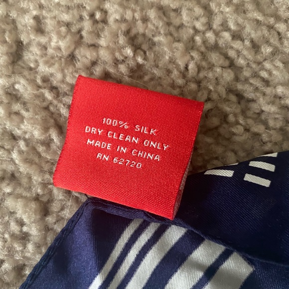 Vintage Oscar de la Renta Silk Scarf - Picture 4 of 4